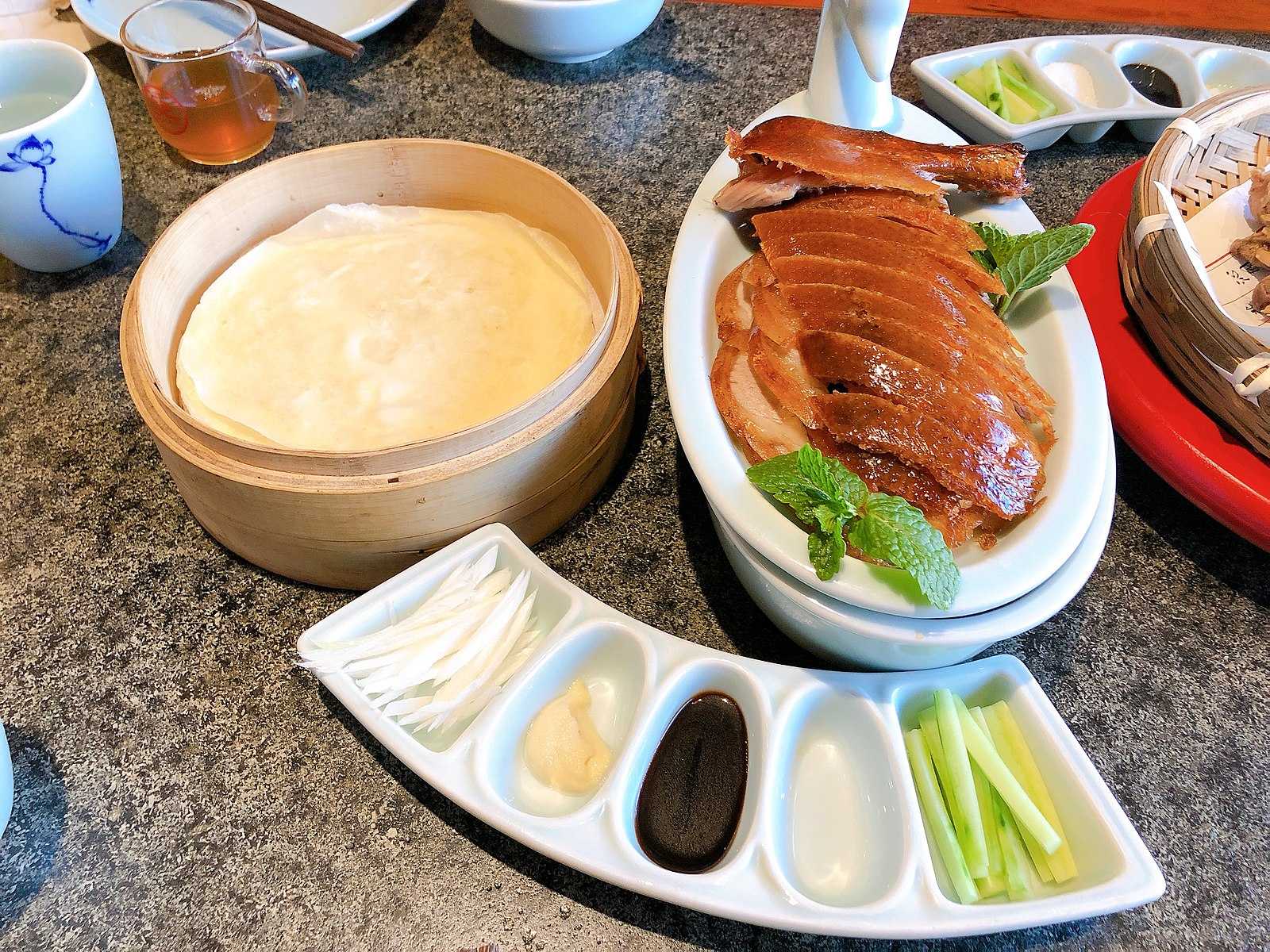 1600px-Sliced_Peking_Duck_with_traditional_condiments