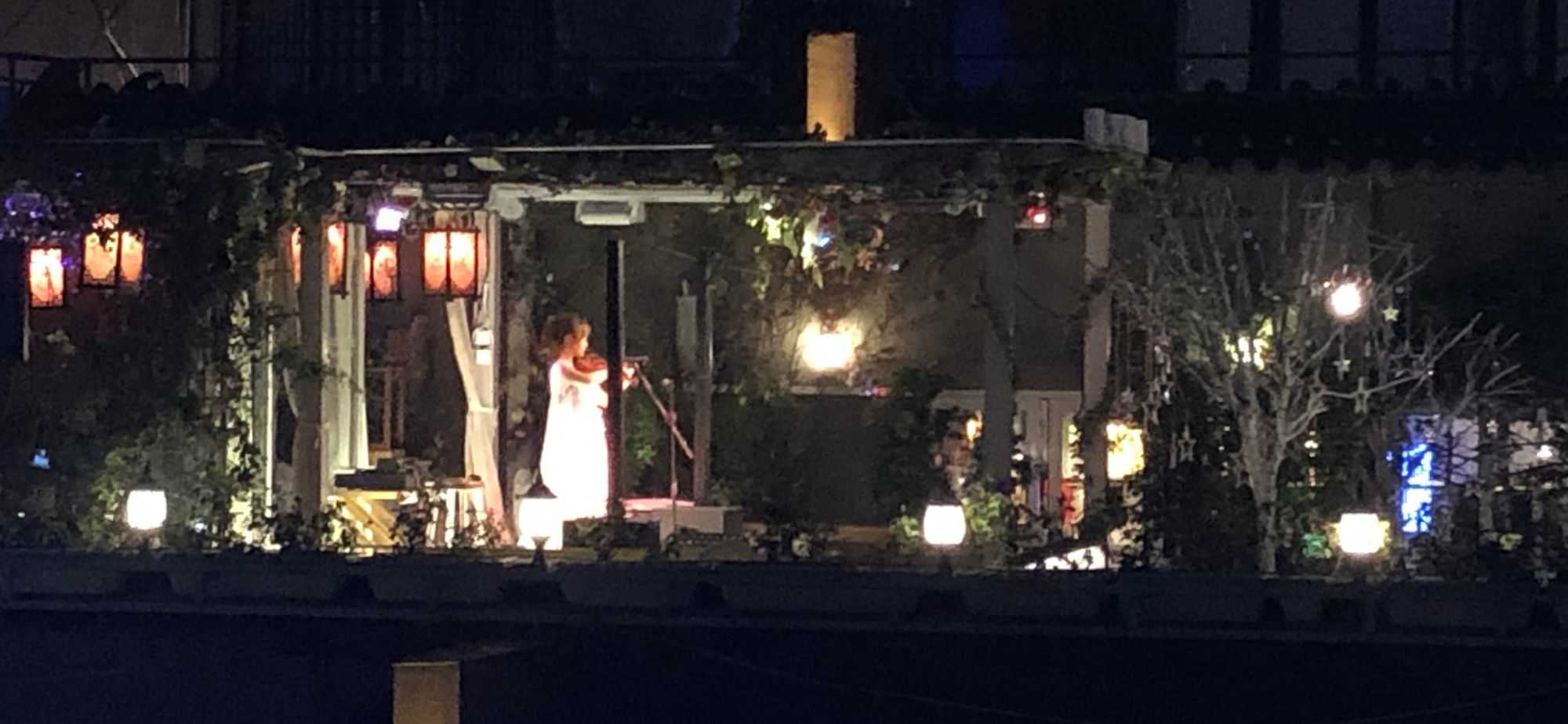 A violinst playing in a rooftop restaurant (Image by author)