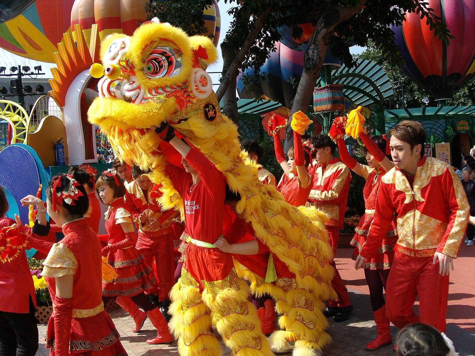 1600px-CNY_Lion_Dance_-7987466867-