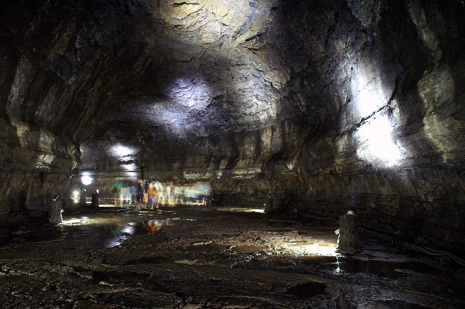 1600px-Jeju-Manjanggul_Lava_Tube