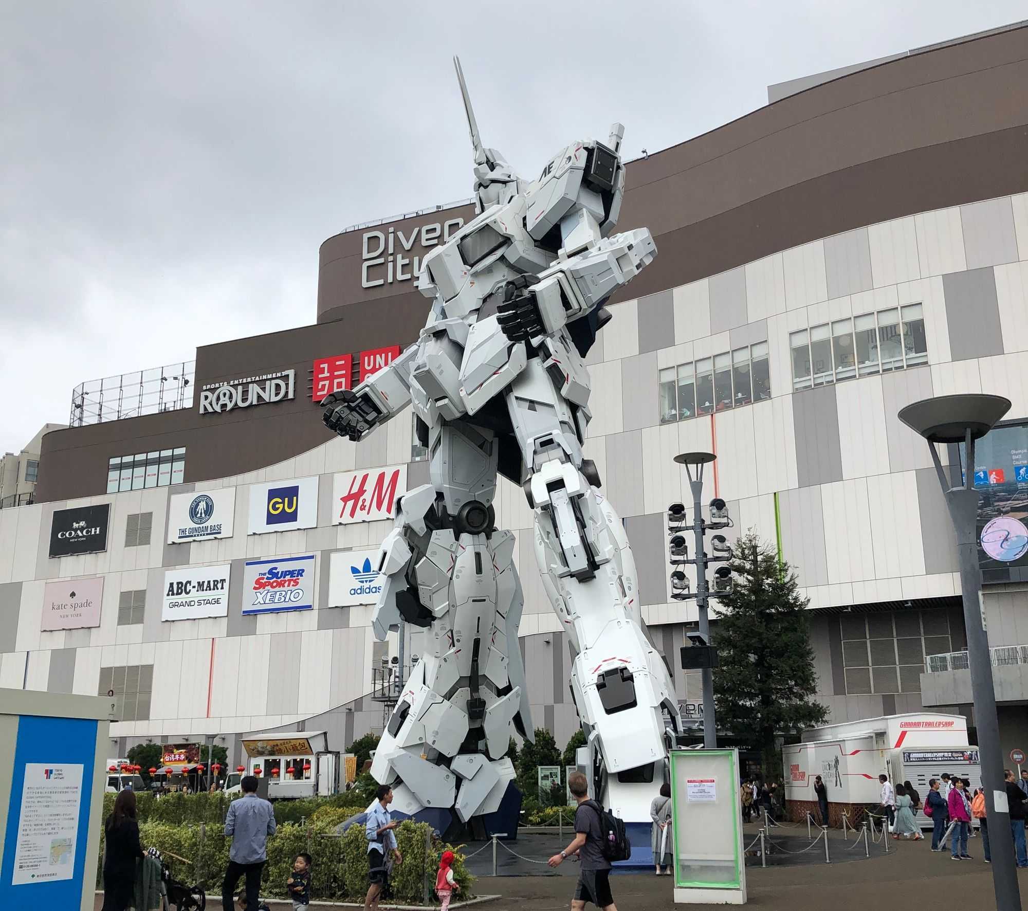 Unicorn Gundam Statue (Image by author)