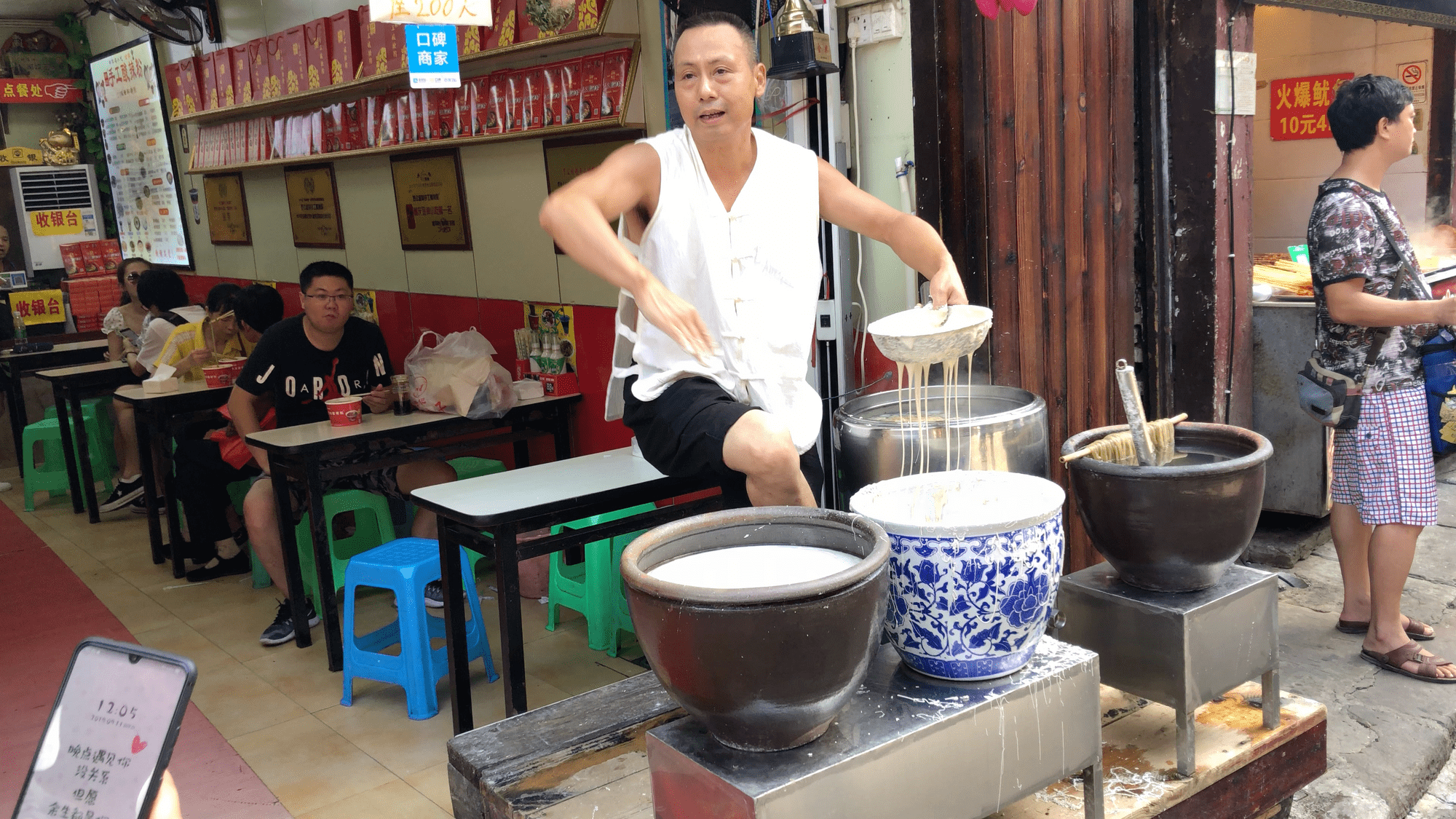 Street noodle maker at Ciqikou (Image by author)