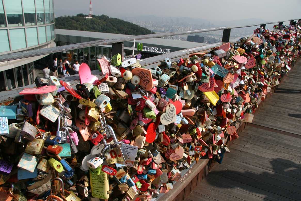 Love_padlocks_N_Seoul_Tower