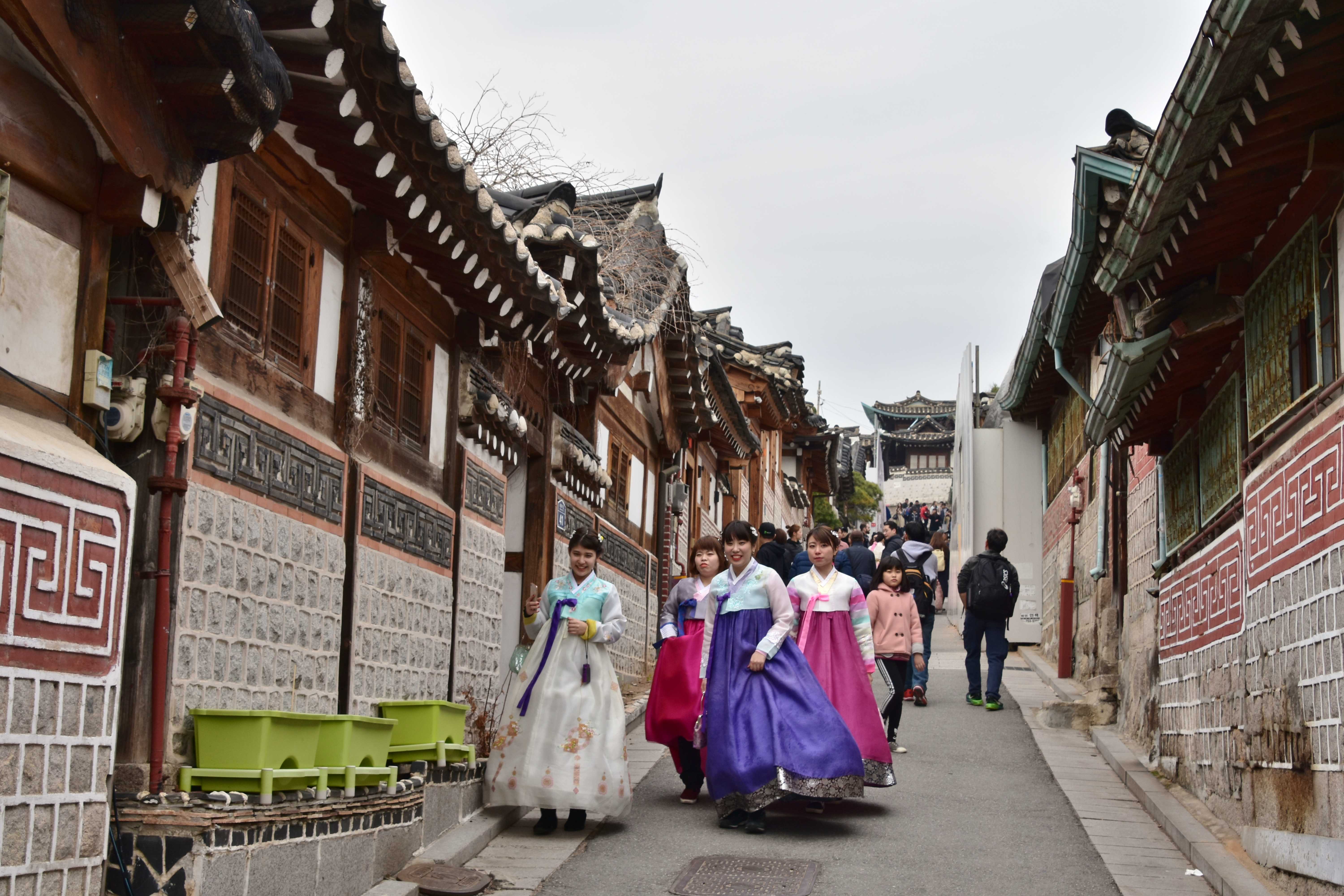 Bukchon_Hanok_Village-_Seoul_-17-_-26241790367-